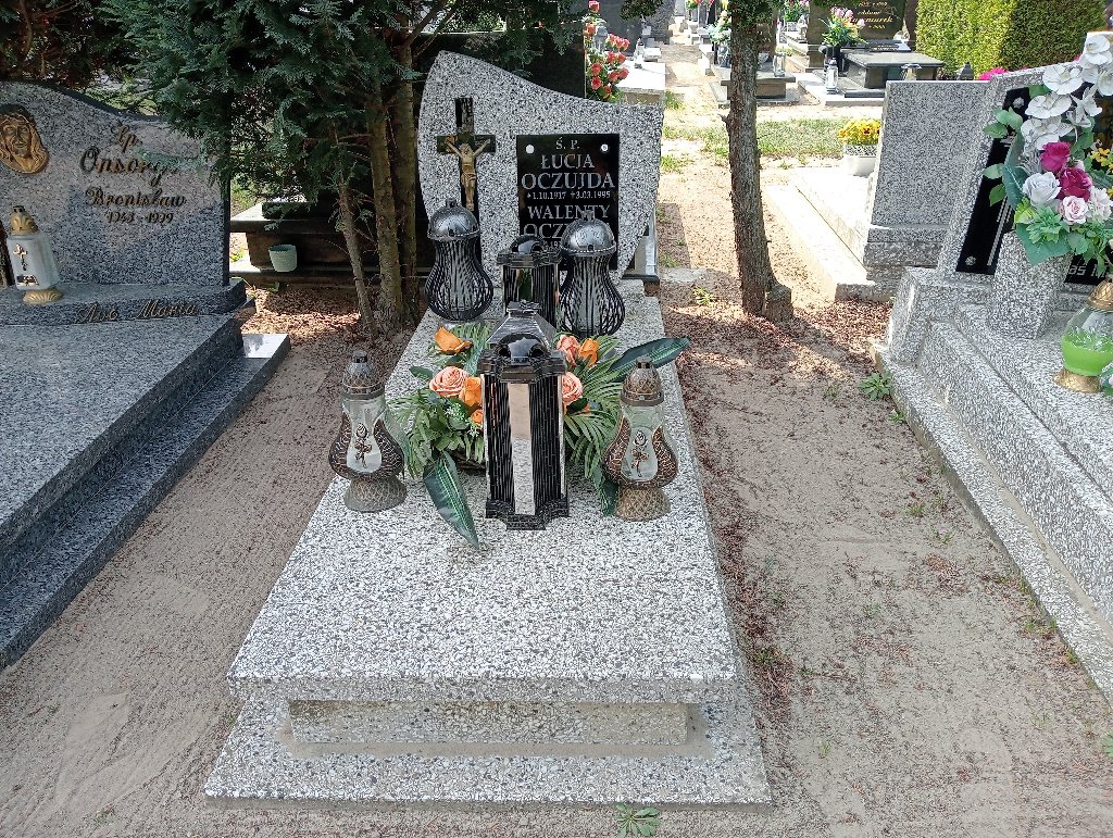 Grób Walenty Oczujda